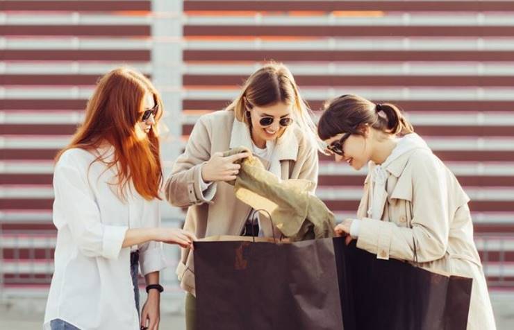 쇼핑을 하는 여성들