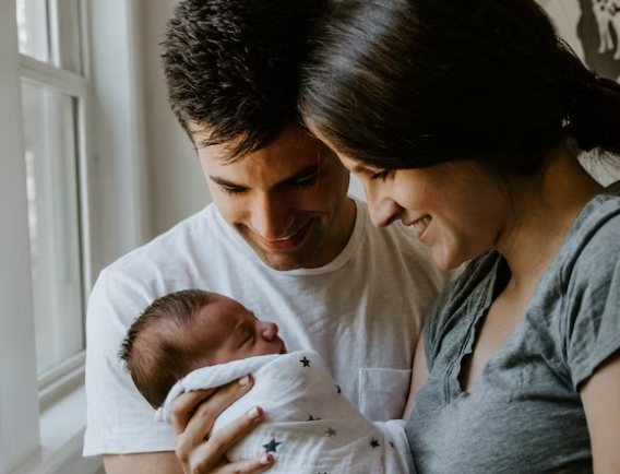 아이의-직계존속인-엄마와-아빠가-같이-웃고-있다