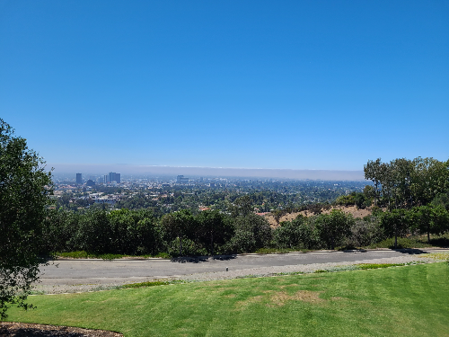 게티 센터에서 바라본 풍경 4. 가까운 쪽에는 잔디가 있고, 먼 쪽으로 건물들이 작게 보인다.