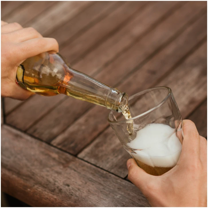컵에-따르고있는-맥주