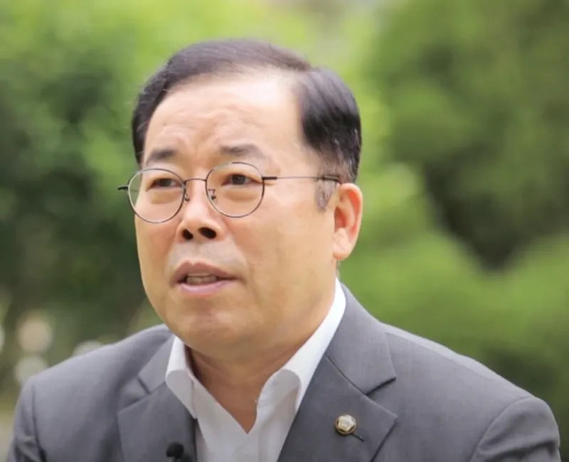 국회의원 인터뷰 사진14.webp