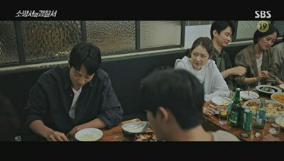 회식 중에 김래원을 쳐다보고 있는 공승연의 사진입니다.