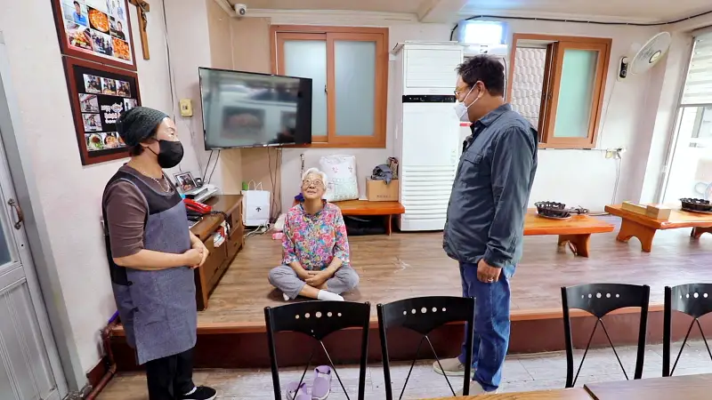 김영철의 동네 한 바퀴 김치 대신 양배추를 가득 넣는 60년 노포 부대찌개 의정부 흥선동 맛집 소개