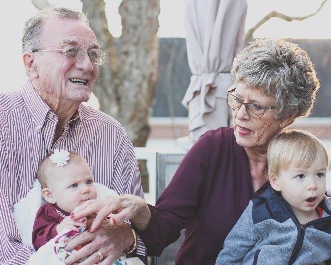 노인부부 사진입니다.