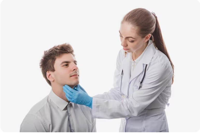 갑상선 이상 여부를 진료하는 의사와 환자