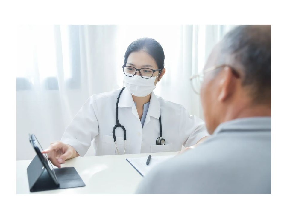 의사에게 진료 받는 사진