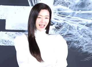 군체 영화 개봉일 줄거리 연상호 감독 출연진 전지현 구교환