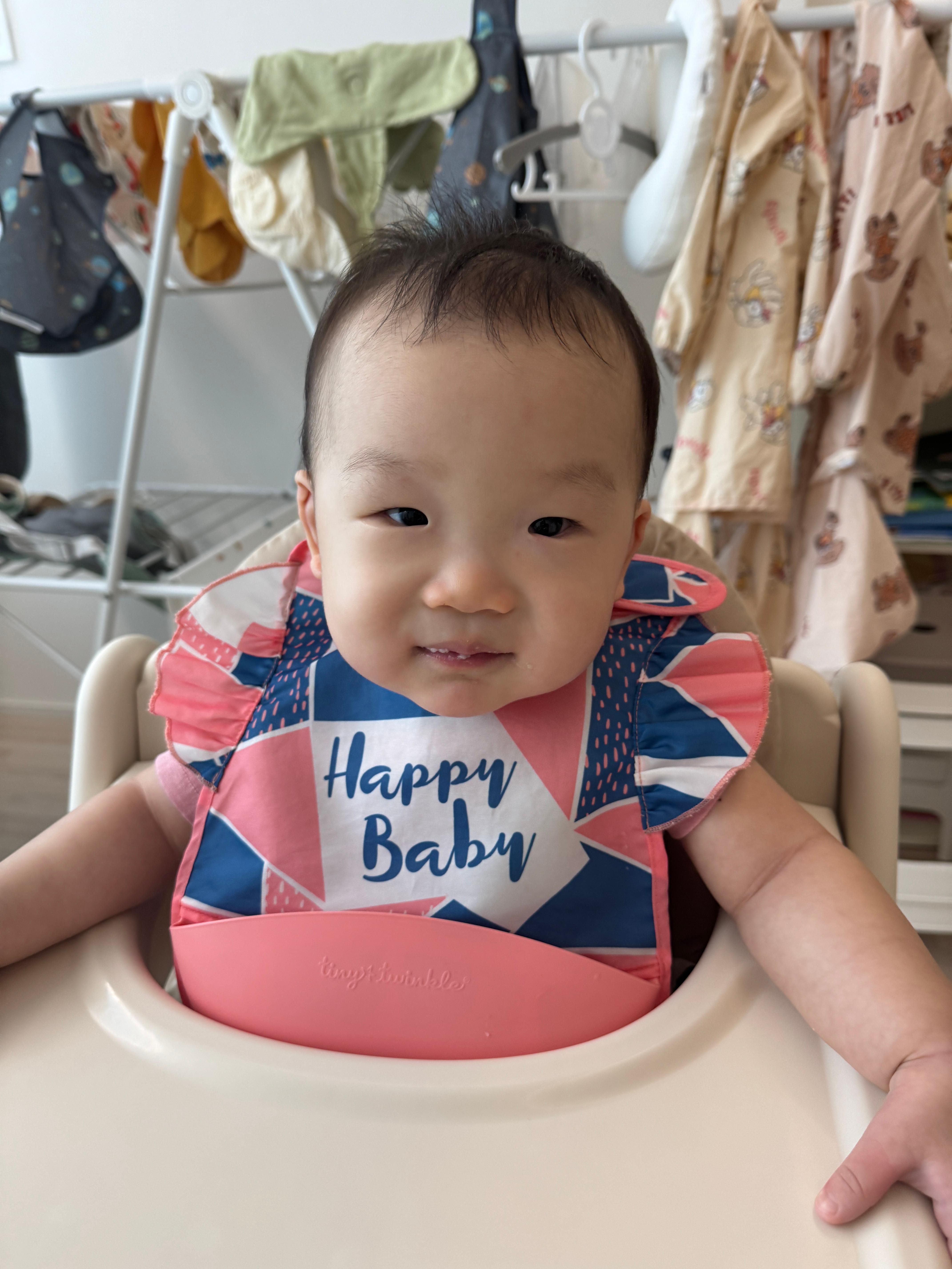 소고기양배추치즈죽을 먹고 기분 좋은 표정을 짓고 있는 10개월 아기