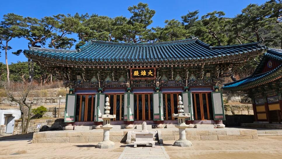 서울 진관사 : 서울 한복판에 자리한 깊은 산사 전통과 현대가 조화된 사찰 공간