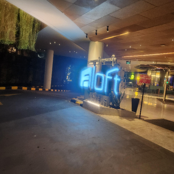 aloft라고 쓰여있는 파란 조명의 입간판과 로비 입구.