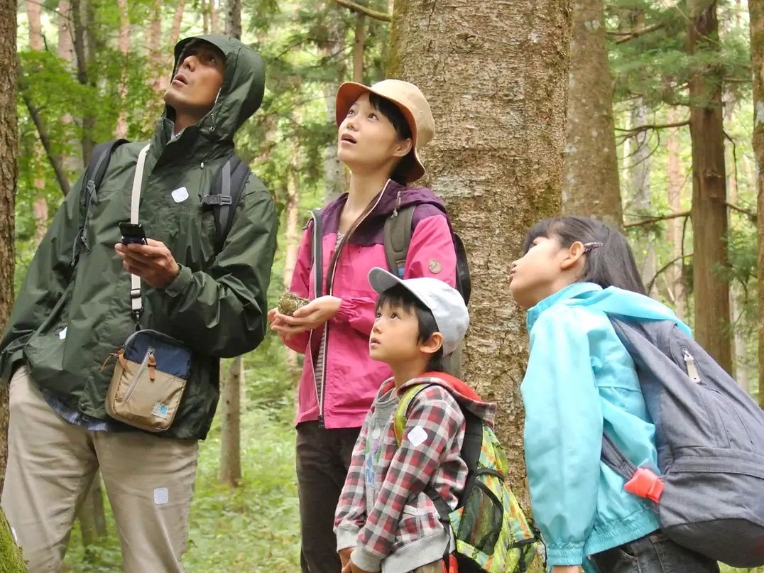고잉 마이 홈에 나오는 가족들이 어딘가를 응시하는 모습