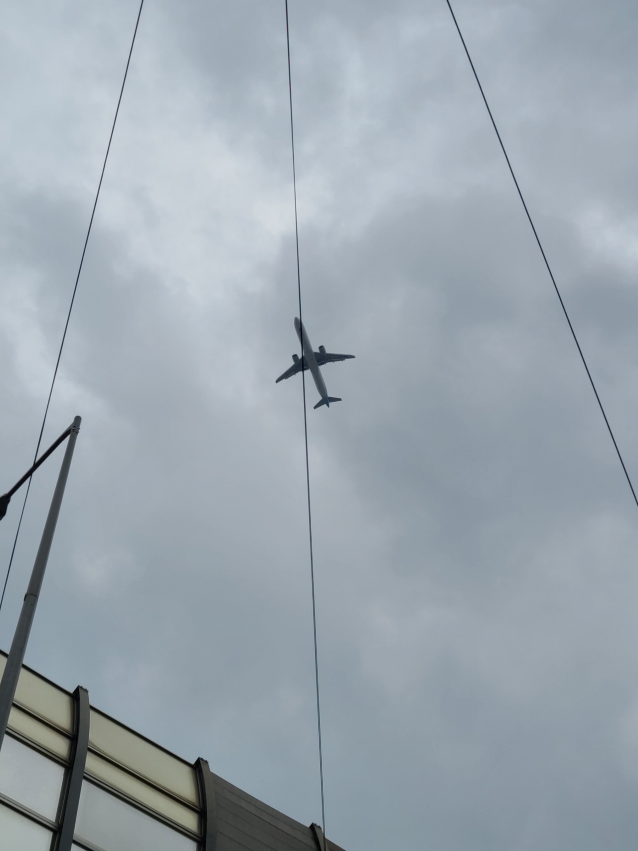 도로펜스-전깃줄-하늘-비행기