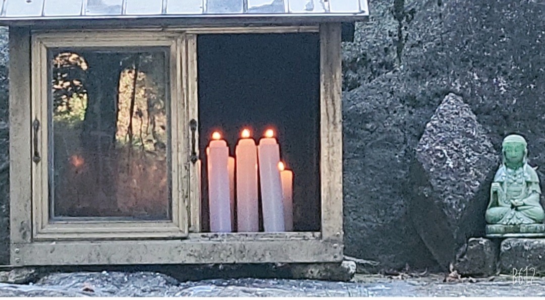 서울 신점 령천관 외부 촛불