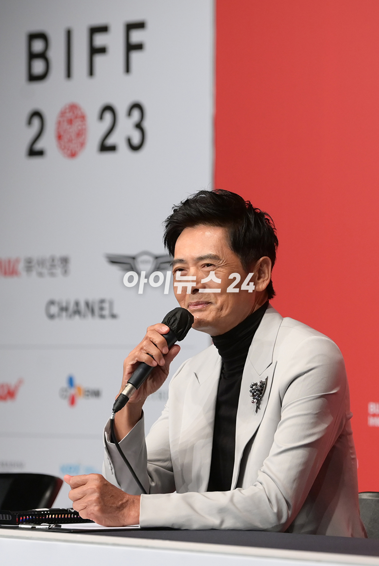 배우 주윤발(저우룬파)이&nbsp;5일 오후 부산광역시 해운대구 우동 KNN타워에서 진행된 제28회 부산국제영화제 공식 기자회견에 참석해 포토타임을 갖고 있다. [사진=정소희 기자]