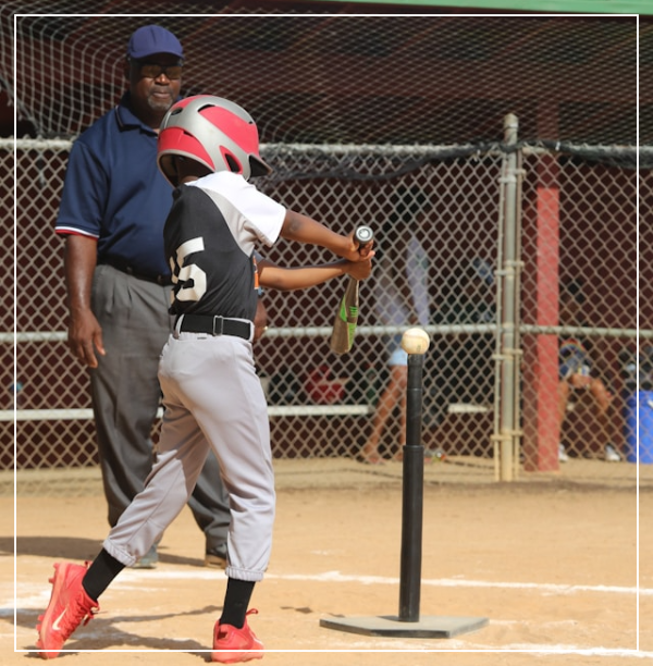 어린이 야구 선수와 코치