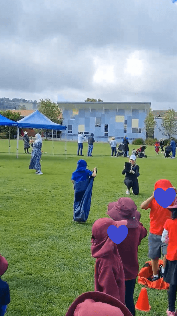 파란색 옷을 입고 Sport Day에 참여하는 아이