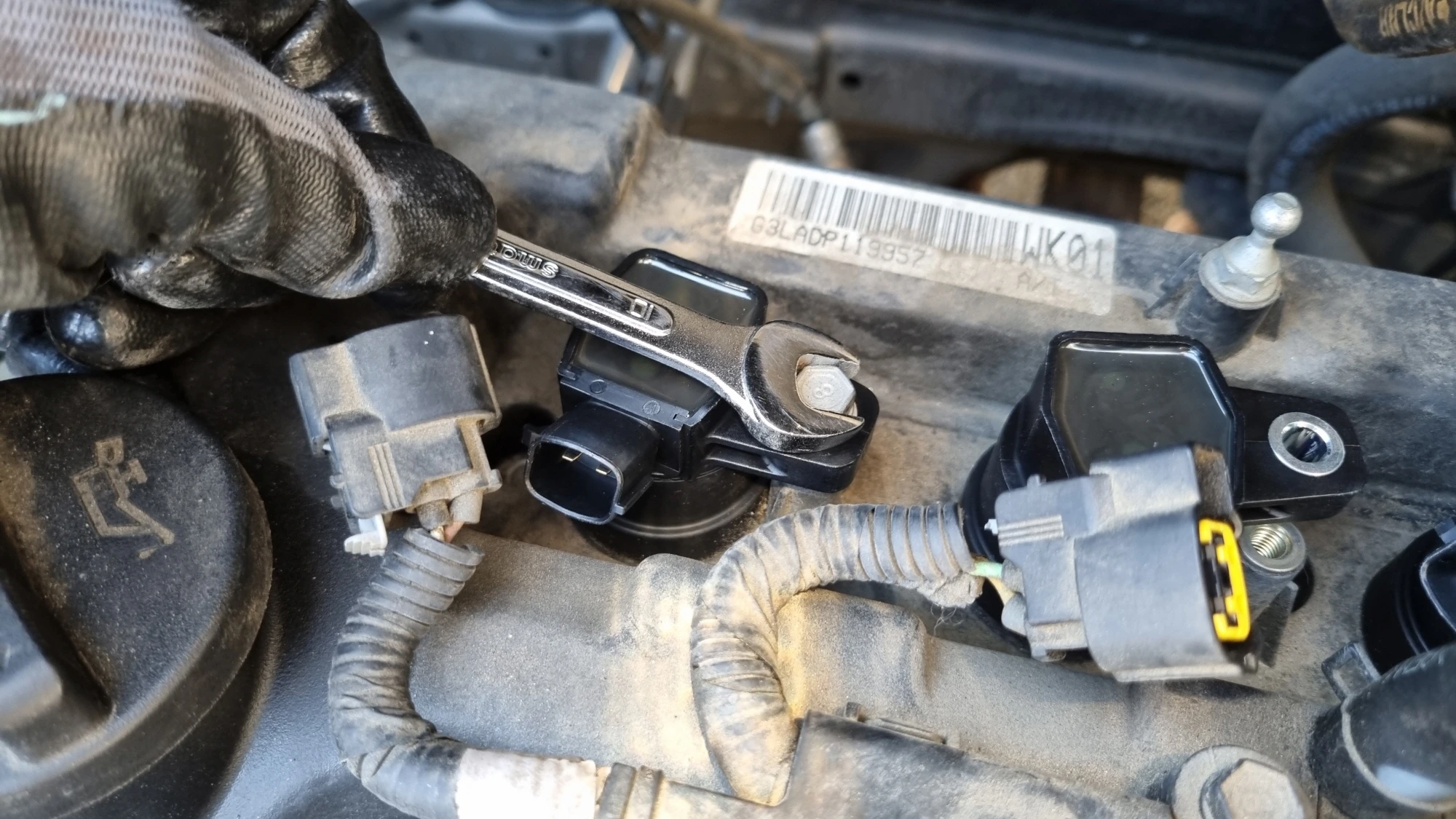 점화코일 고정하는 모습