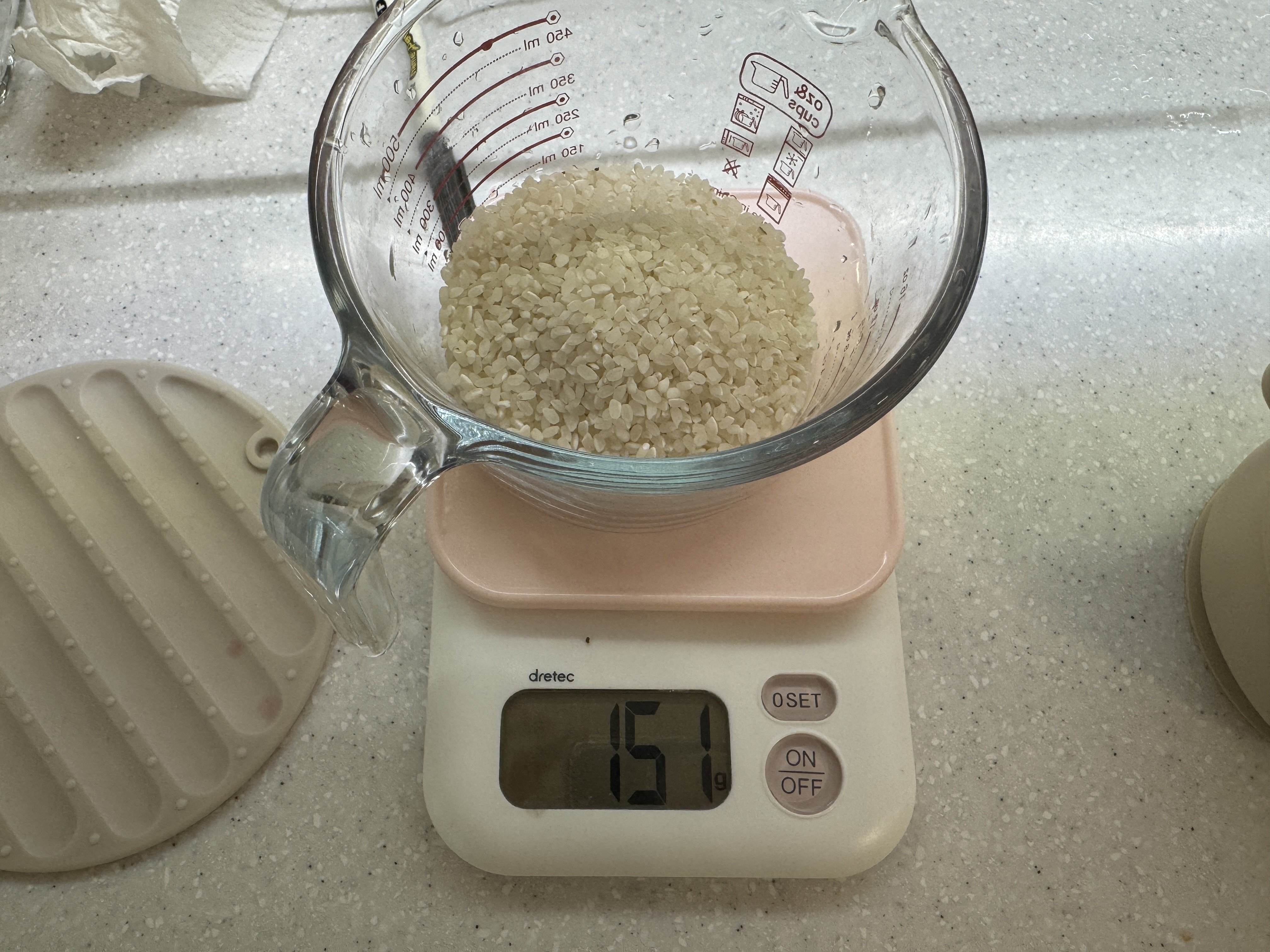 쌀 150g 계량한 사진