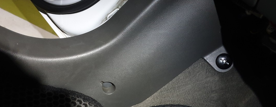 오른쪽 플라스틱 볼트만 돌려서 빼면 됨. 아래 껀 당기면 자동으로 빠짐