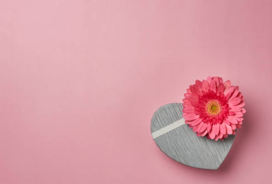 연인에게 꽃과 선물을 주기위해 선물 사진