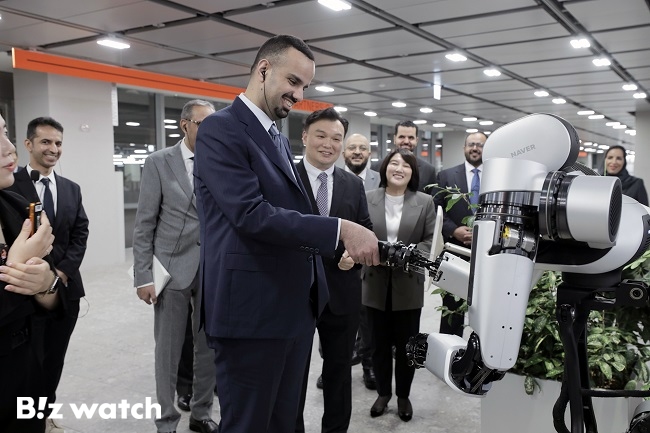 네이버 1784를 방문한 파이살 빈 아야프 리야드 시장이 로봇팔 '앰비덱스'를 체험하고 있다.