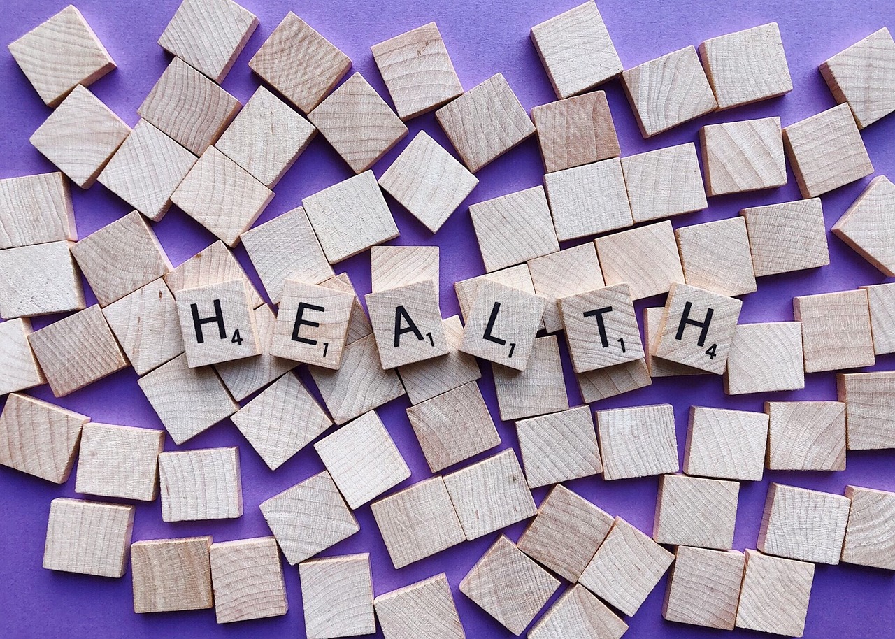 HEALTH 라고 적힌 나무 블럭들