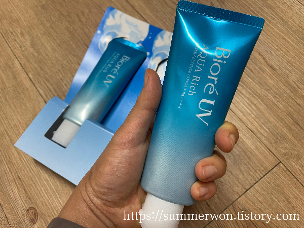 비오레 아쿠아리치 에센스