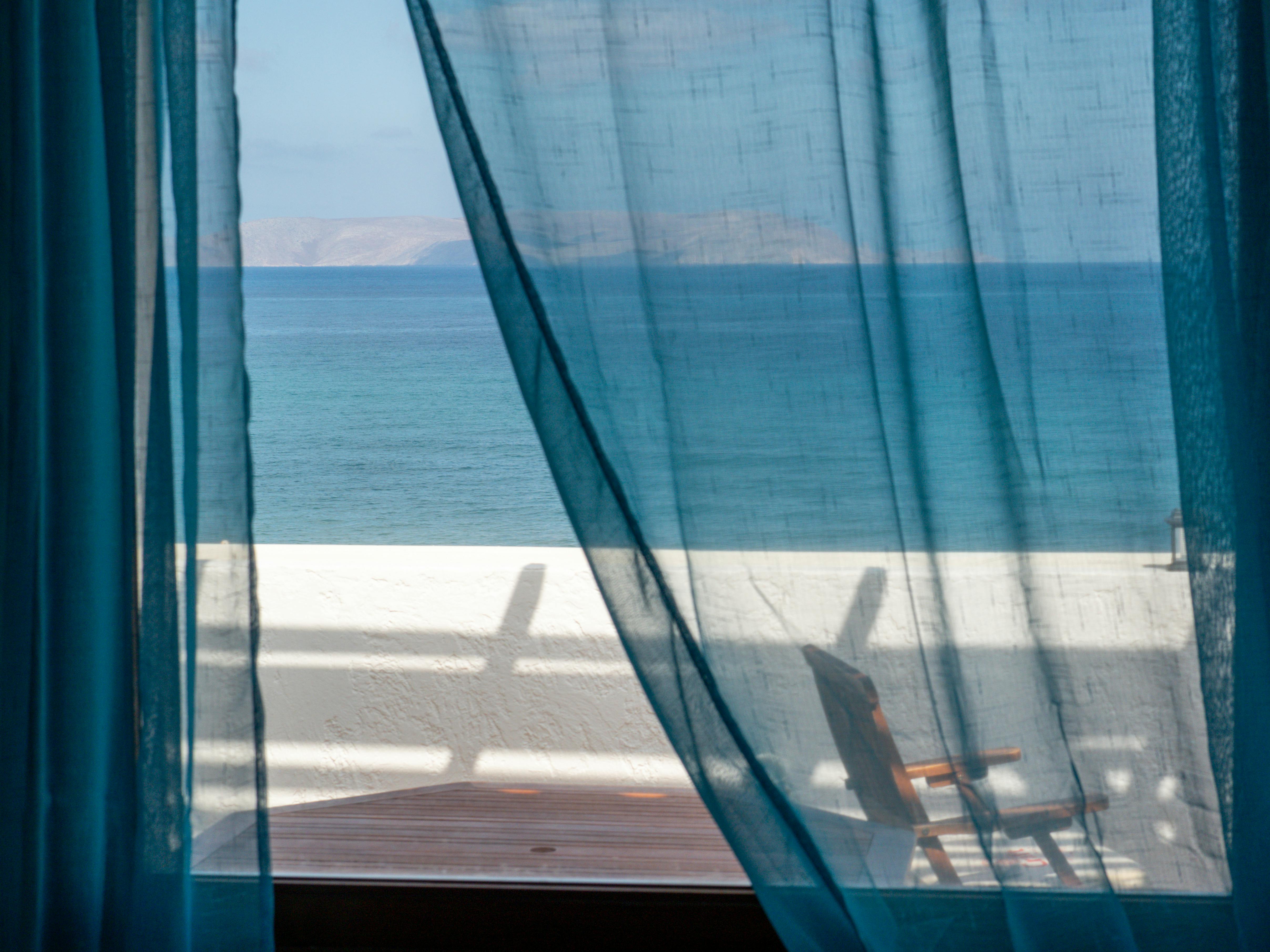 바다가 보이는 호텔방 내부