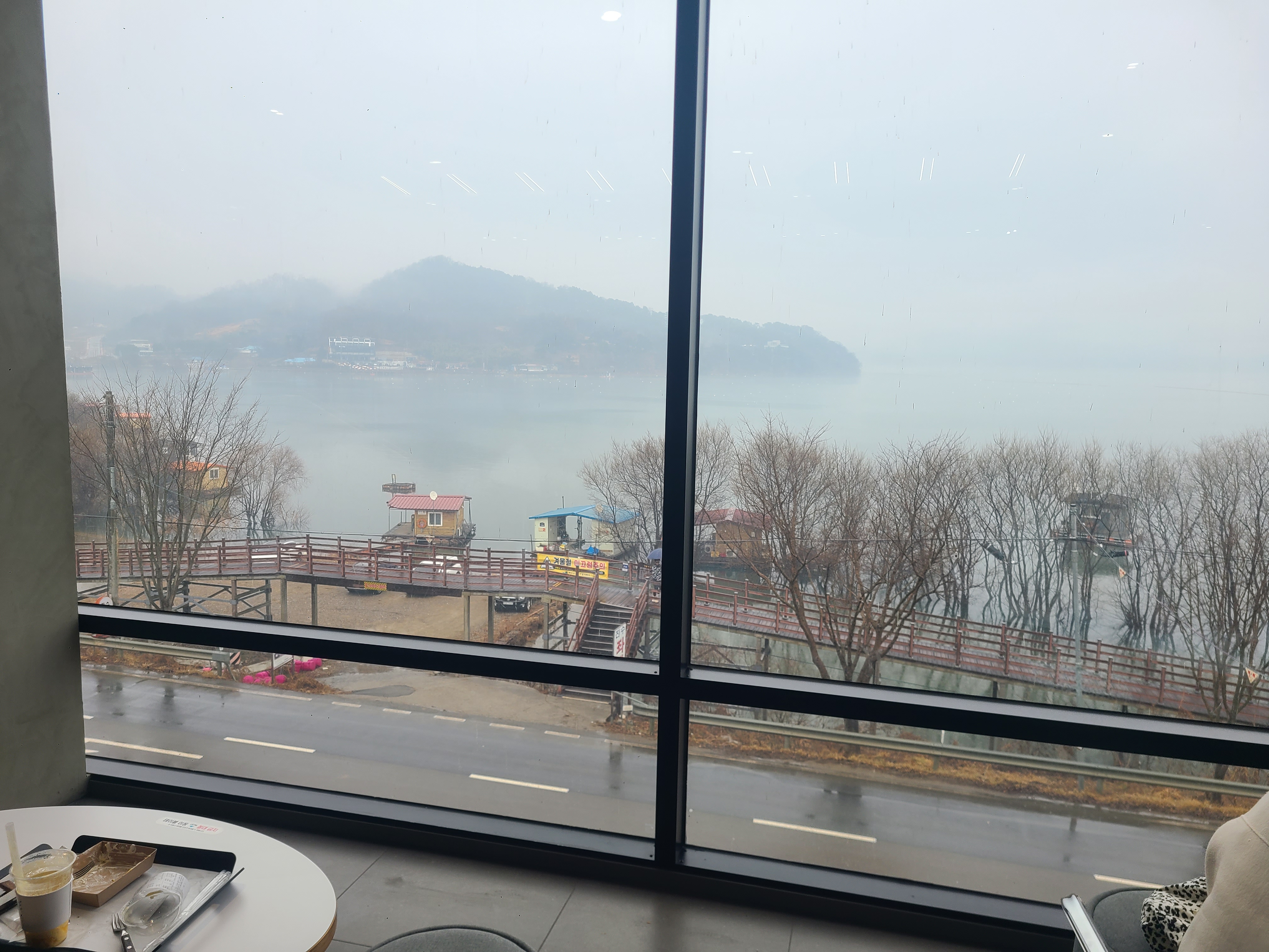창가테이블 풍경
