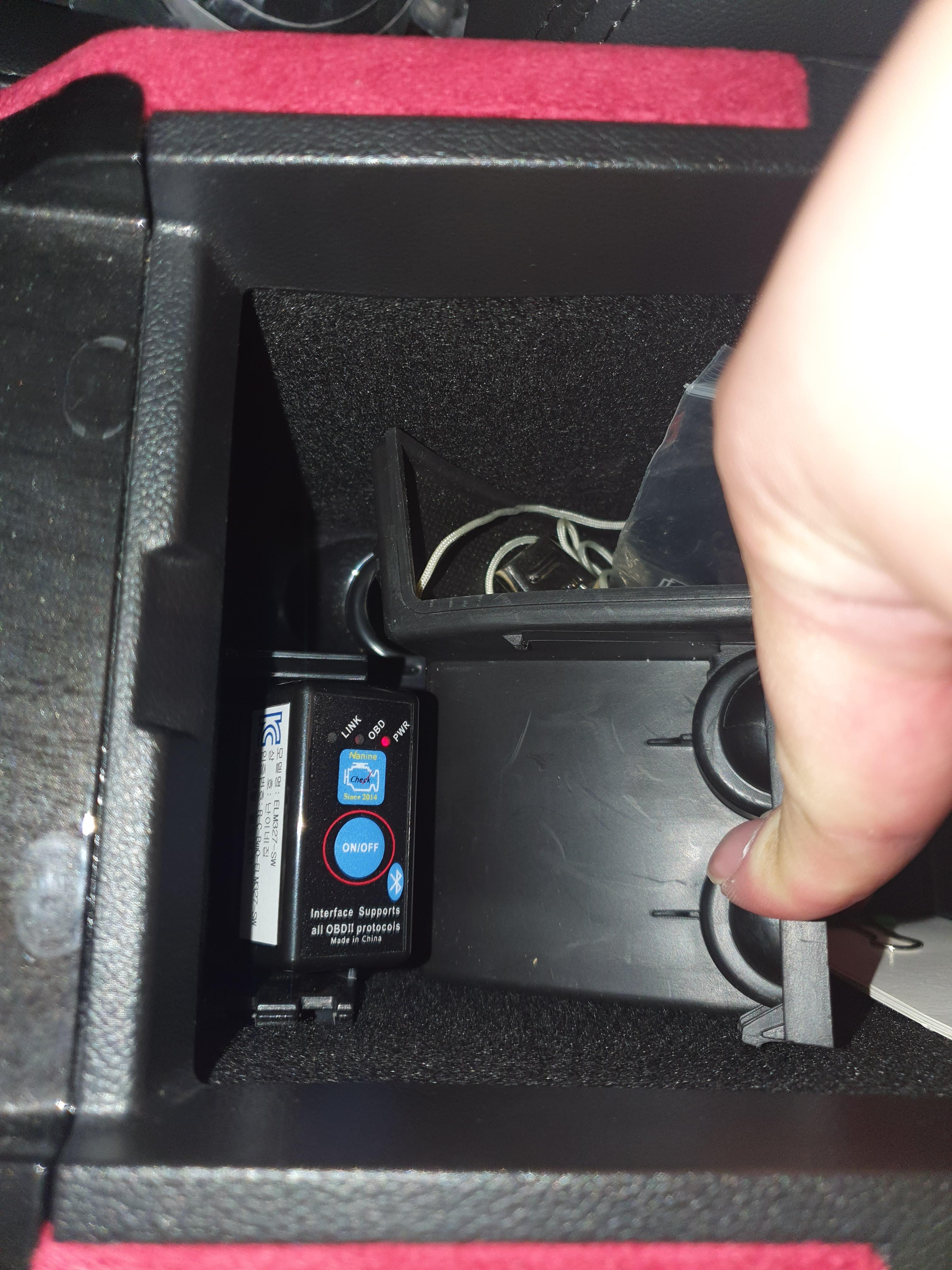 운전석 센터 콘솔 수납함에 위치하고 있음.