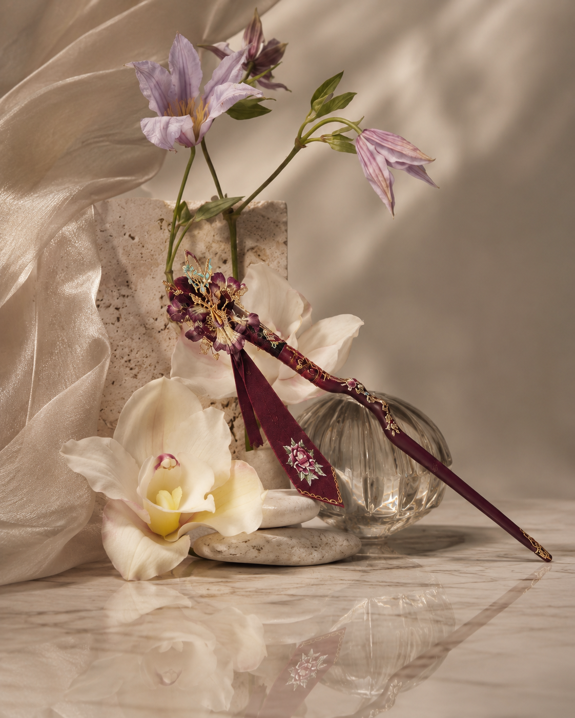 강한 카메라 구도의 Editorial Beauty, 돌·유리·패브릭과 함께 재질의 반사를 중심에 둔 Luxury Still Life (2)