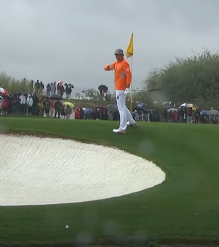 리키파울러 선수가 샷을 준비하는 도중 공이 저절로 굴러가는 상황