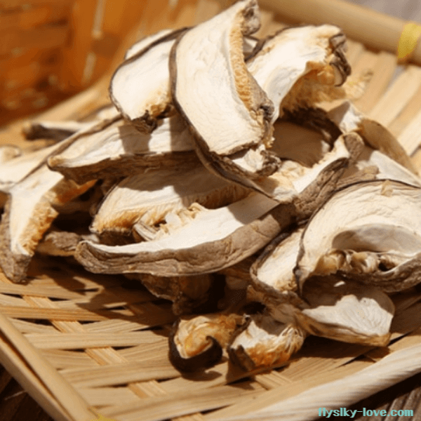 얇게 썰어 햇빛에 말린 송화버섯