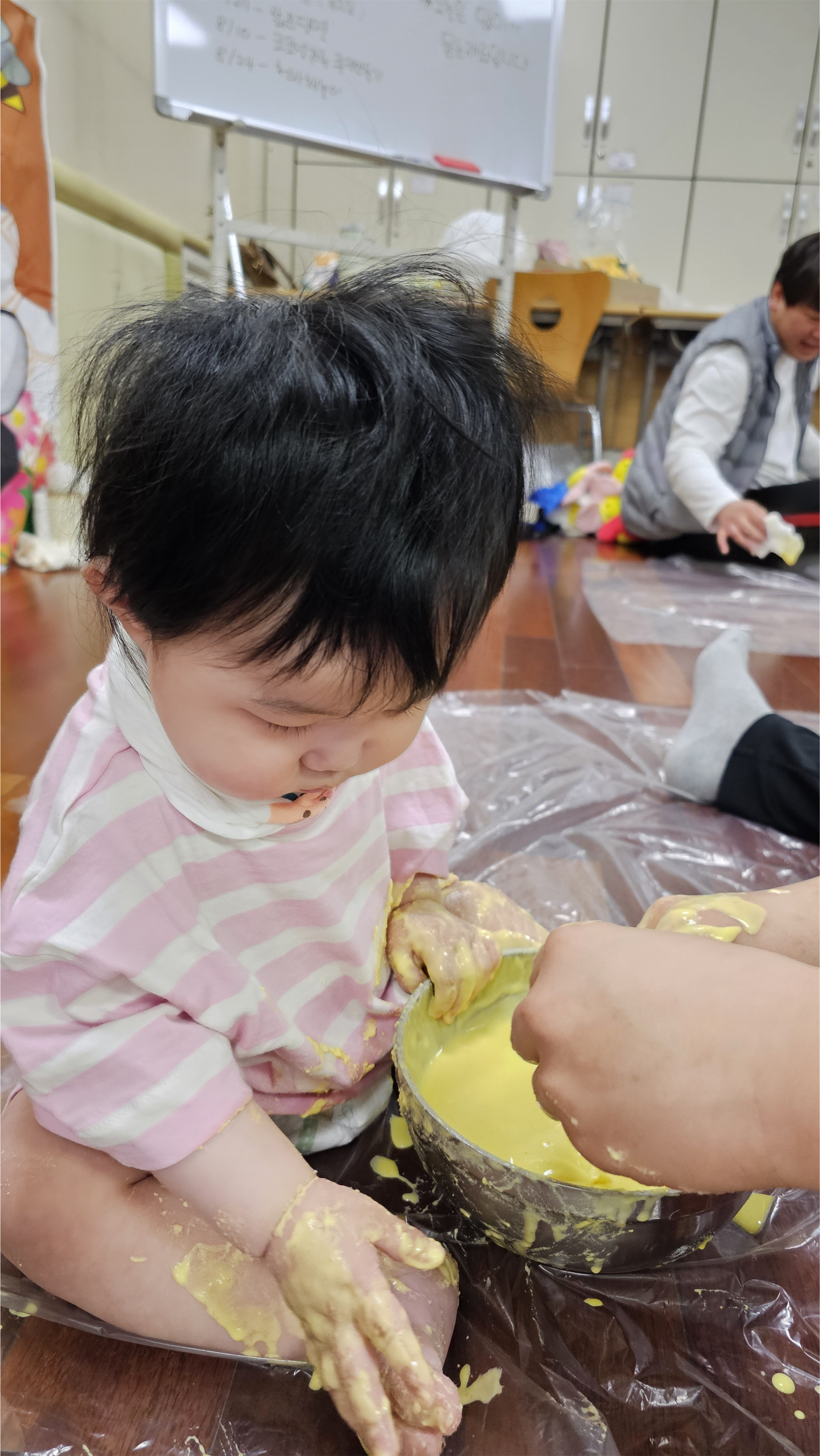 촉각 놀이하는 아기 이미지