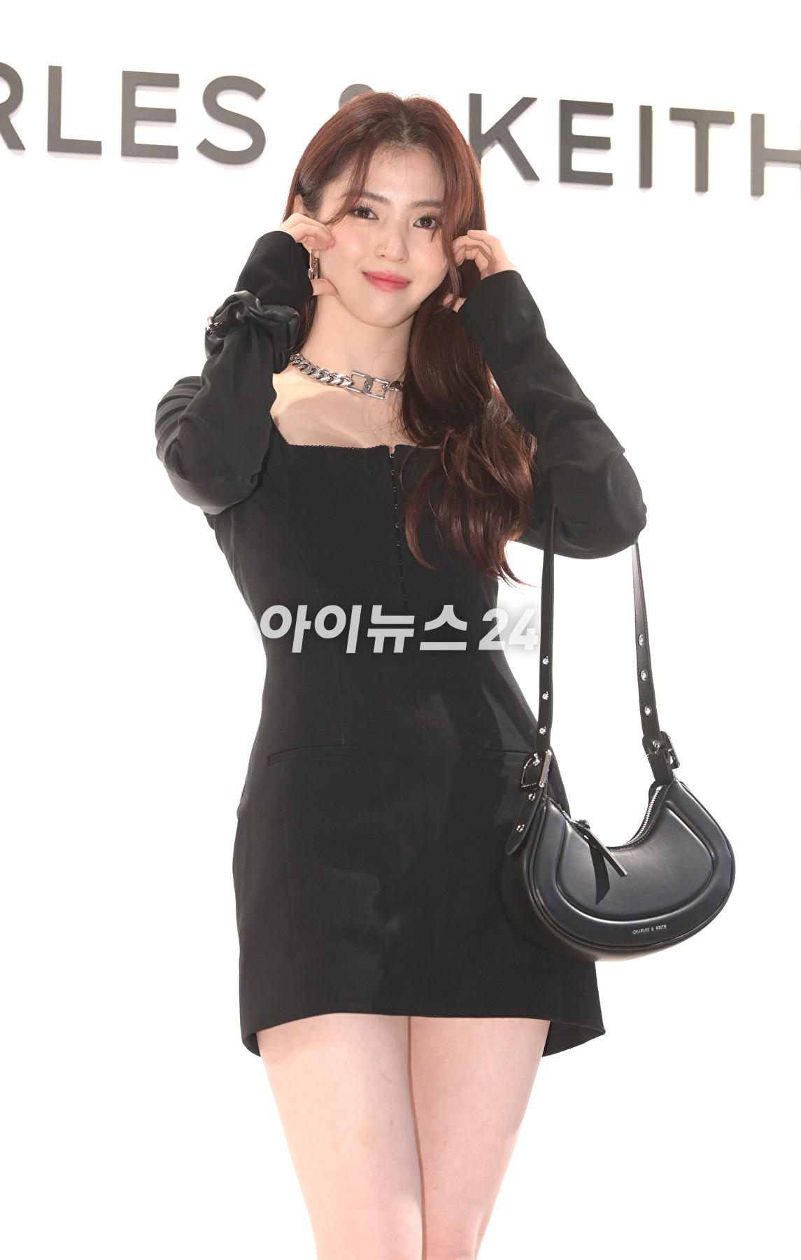 배우 한소희가 5일 오후 서울 서초구에서 열린 패션 브랜드 찰스앤키스 플래그십 오프닝 이벤트 행사에 참석하고 있다. [사진=정소희 기자]