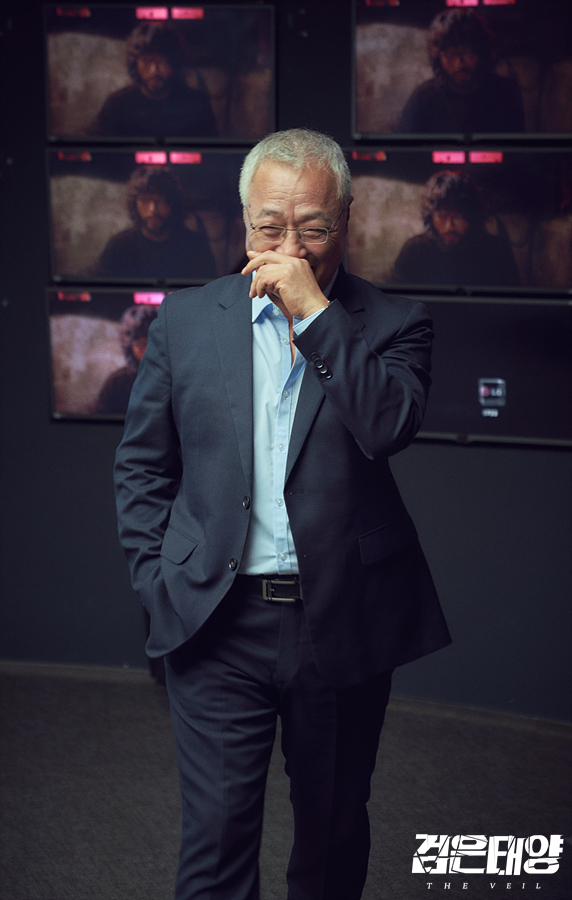 촬영 장면이 표시된 여러 모니터 앞에서 웃는 이경영