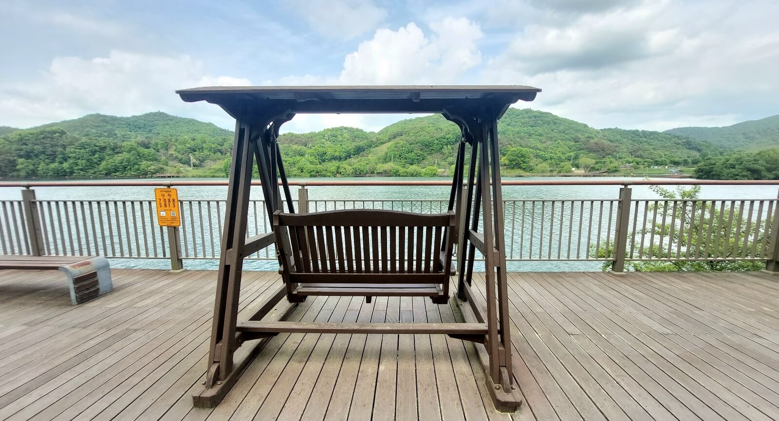 수상데크길에 있는 나무그네