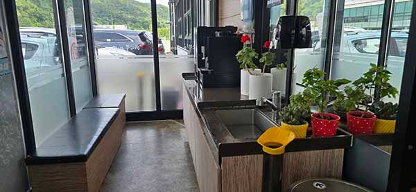 다담뜰 입구 손 씻는 공간과 커피를 마시는 공간