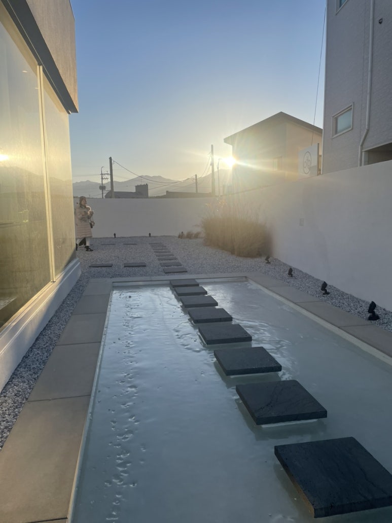 물 위 징검다리와 노을빛 풍경