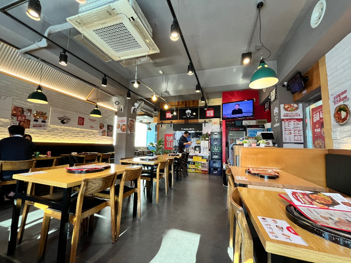 놀부부대찌개 내부 모습