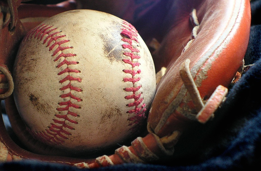 야구 글러브 야구공 사진