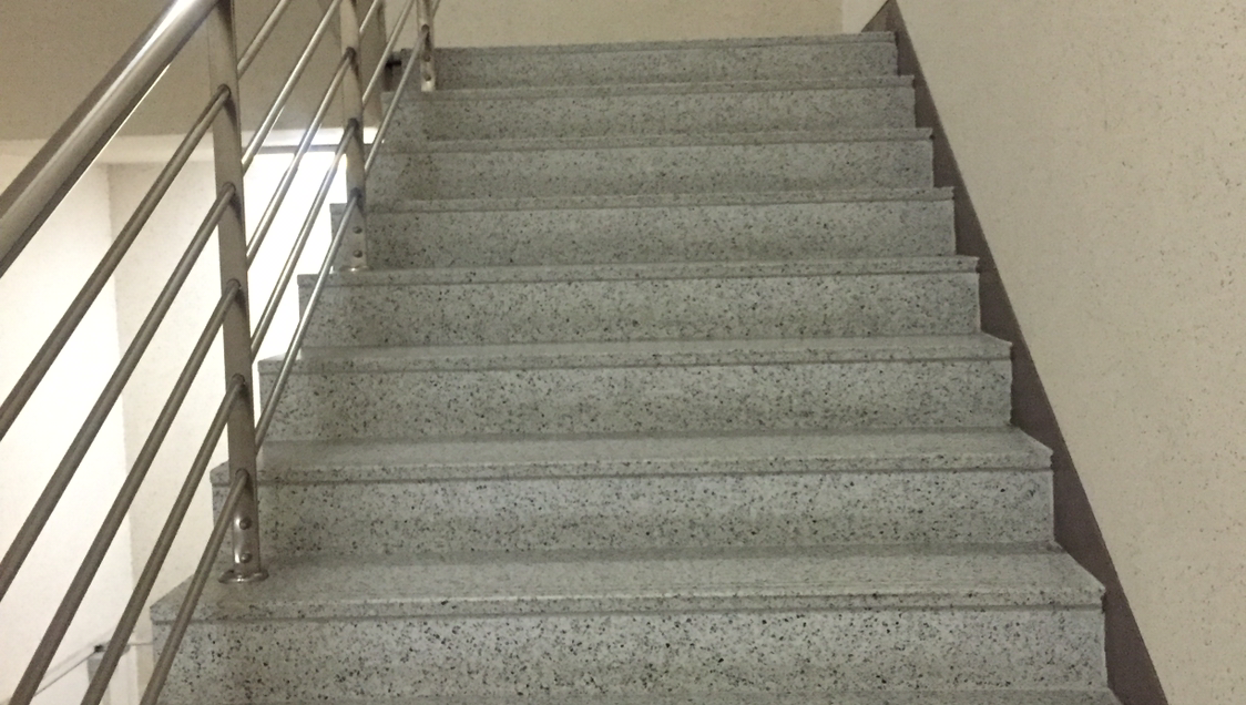 10층까지 계단으로 올라가는 중