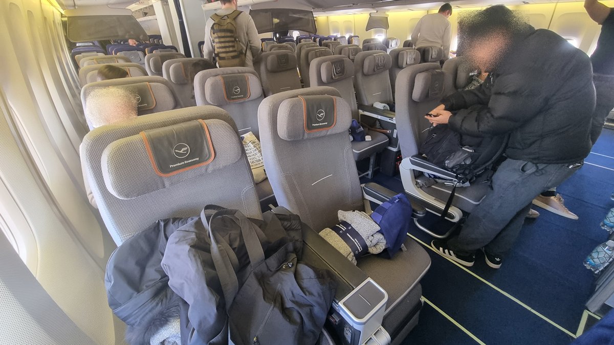 루프트한자 프리미엄 이코노미 좌석 내부와 다리 공간