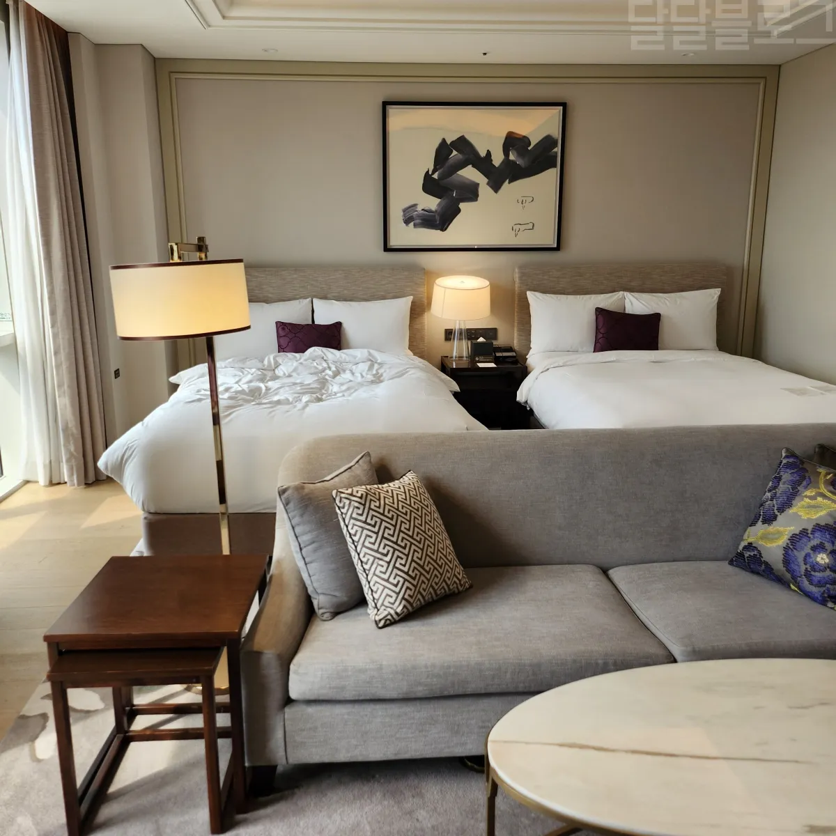 인천-파라다이스시시티-프리미어-디럭스-트윈-룸-침대-두개