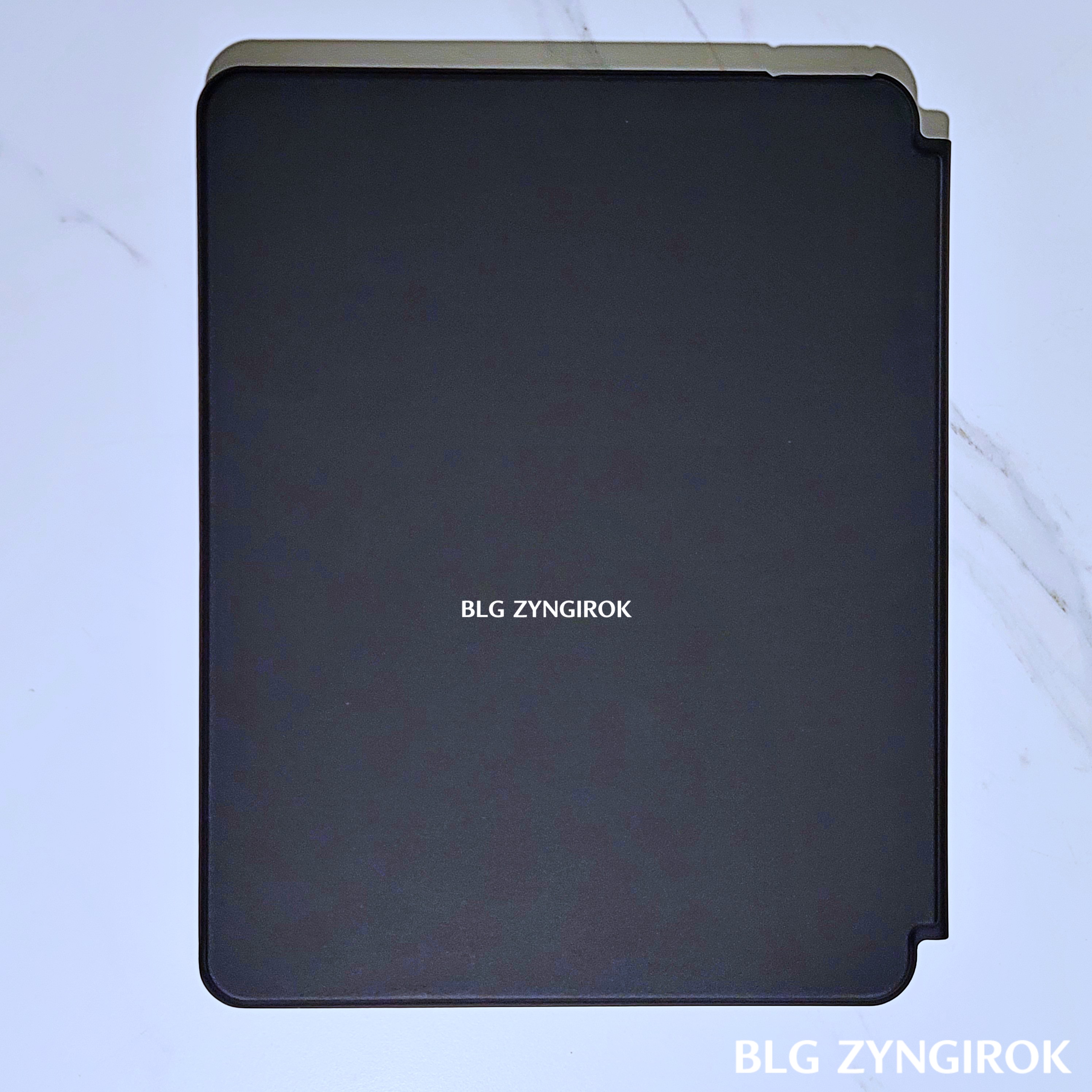 아이패드 키보드 케이스가 테이블 위에 놓여있다.