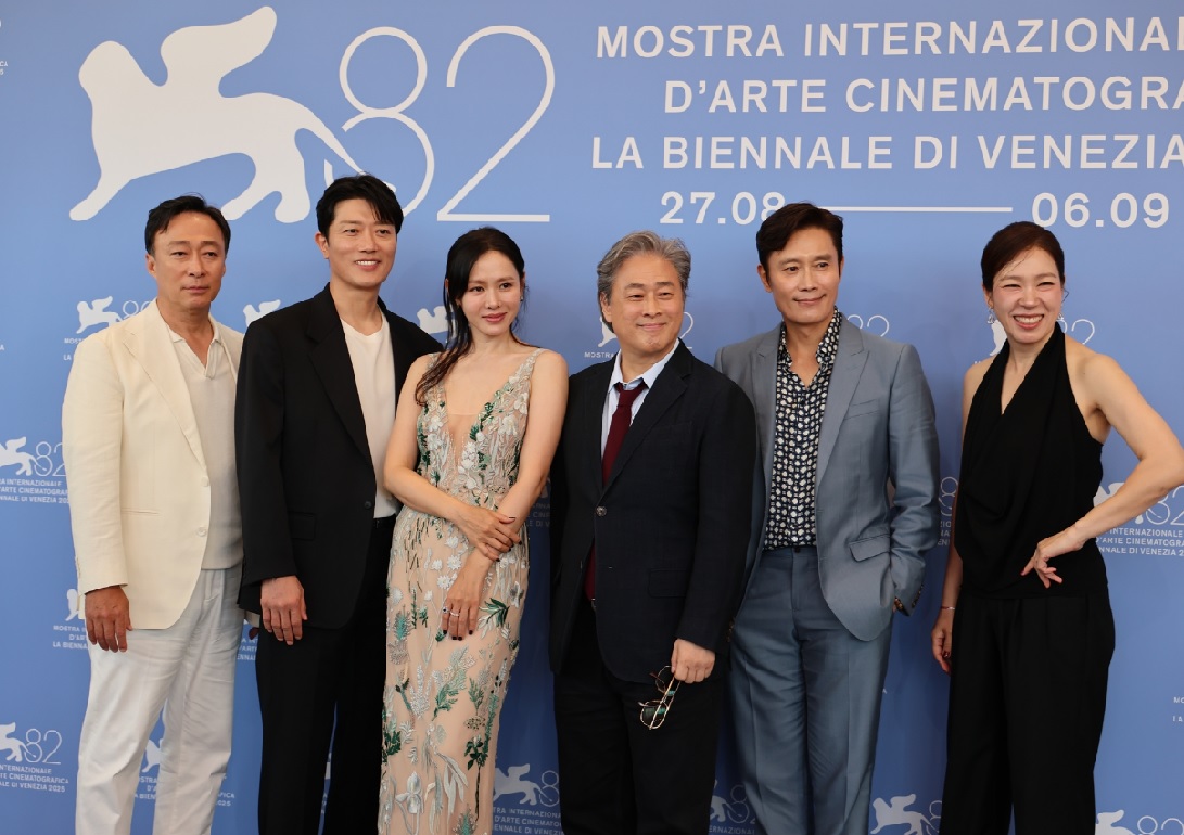 베니스 진출한 박찬욱 감독 신작 어쩔수가없다