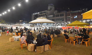 달빛난장에서-사람들이-맥주와-음료수를-즐기고-있다