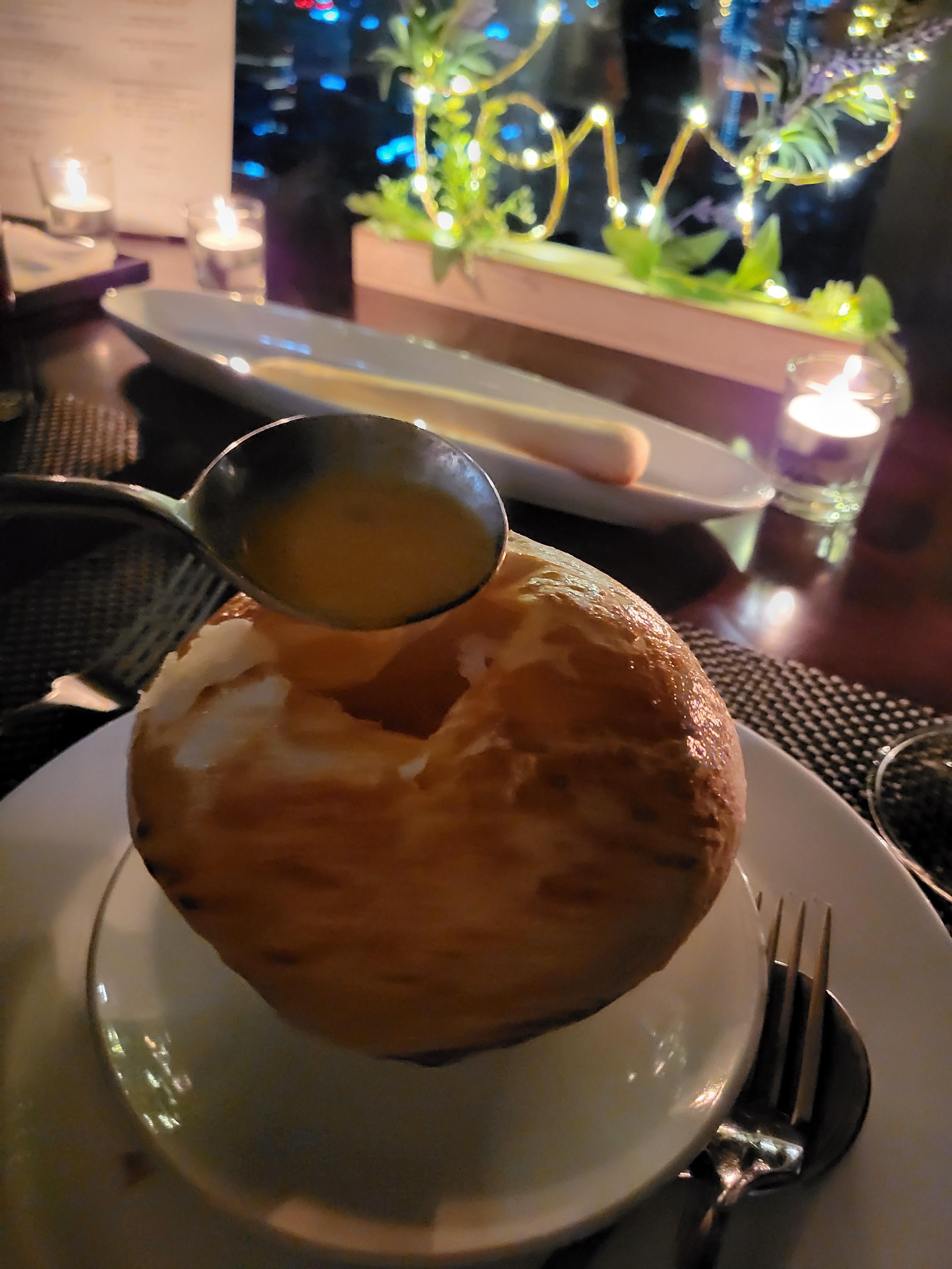 파이로 감싸 구운바닷가재 비스크 스프