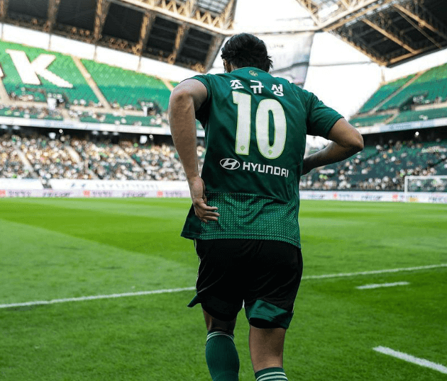 조규성 선수가 경기장에서 뛰는 장면