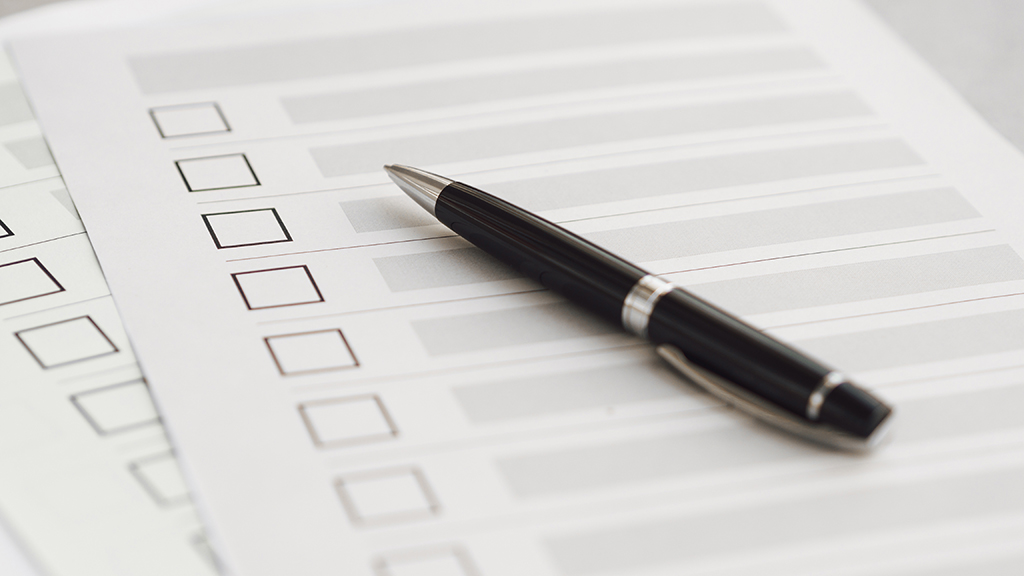 설문조사지 위에 펜이 놓여진 이미지